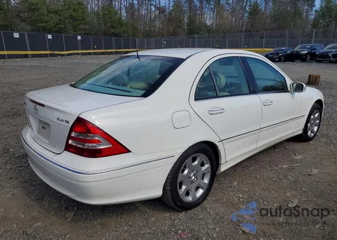 2005 Mercedes-Benz C 240 4Matic z USA, uszkodzony, nr VIN WDBRF81J85F672595